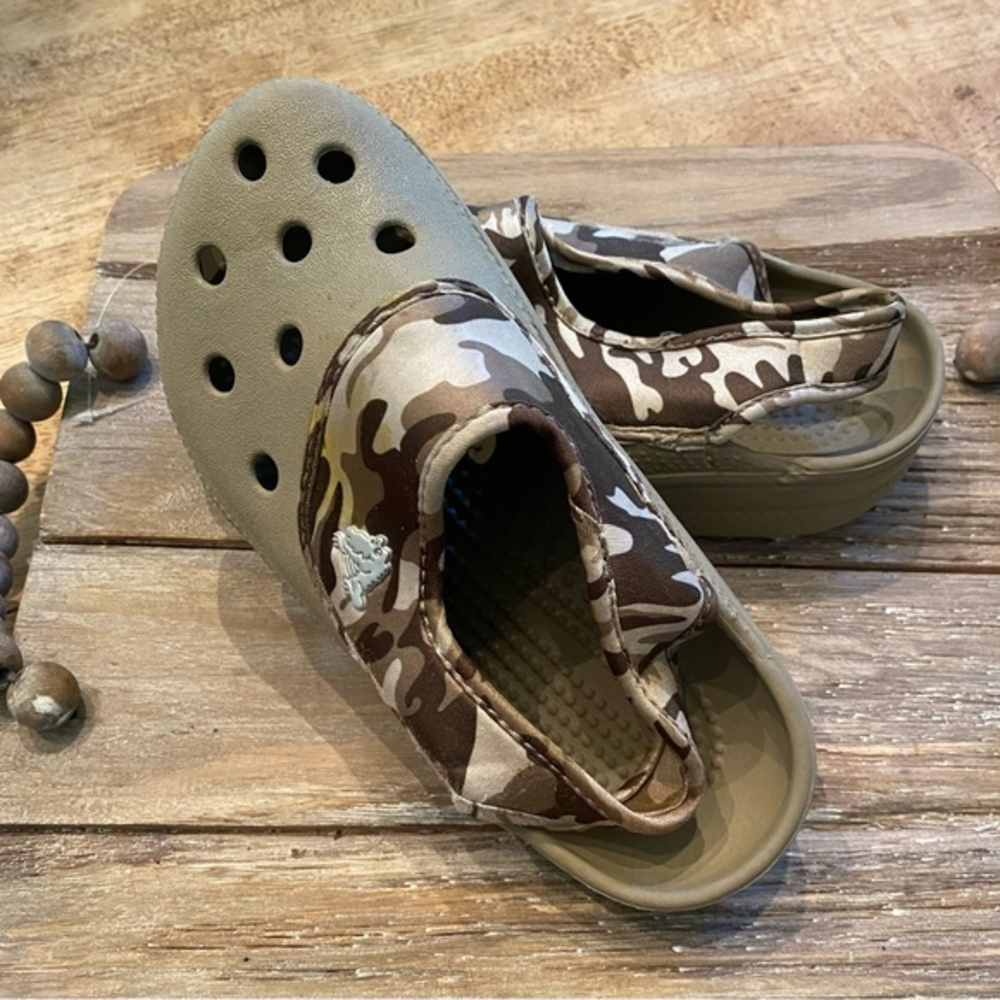 CROCS Tan and Camo Men’s 1 Women’s 3 Material Slingback Shoe.